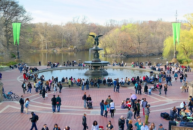 La fontaine de Bethesda envahie par les touristes à central park, New York