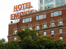 L'enseigne lumineuse immense de l'hôtel Empire, New York
