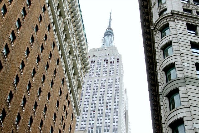 Vue en contre-plongée sur l'Empire State Building, New York