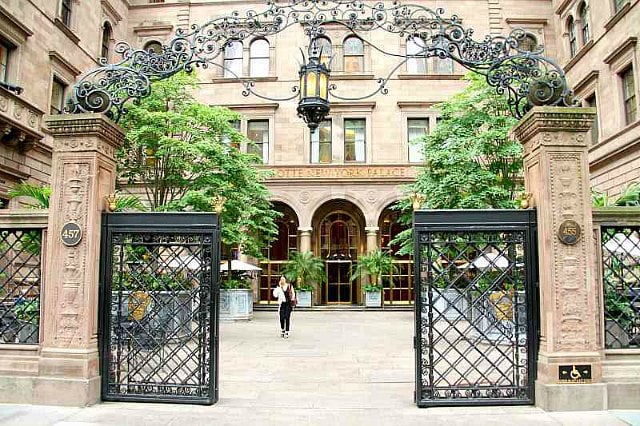 La cour d'entrée du New York Palace Hotel