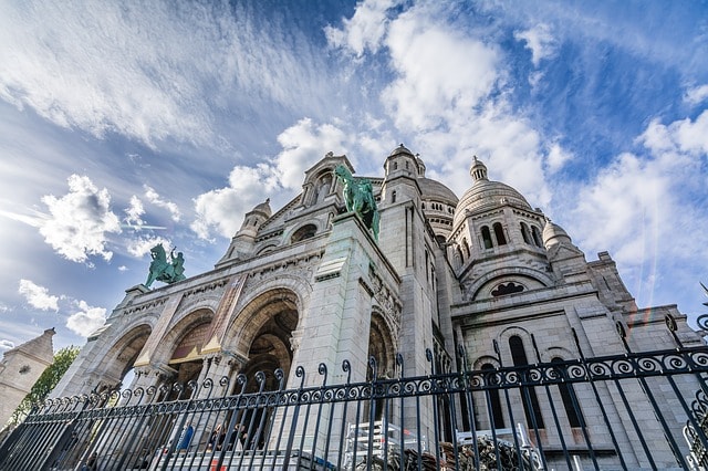 Contre-plongée sur l'immense cathédrale du Sacré-Coeur