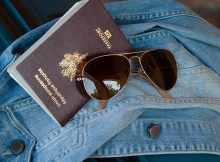 Passeport et lunettes de soleil : les incontournables pour voyager