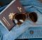 Passeport et lunettes de soleil : les incontournables pour voyager