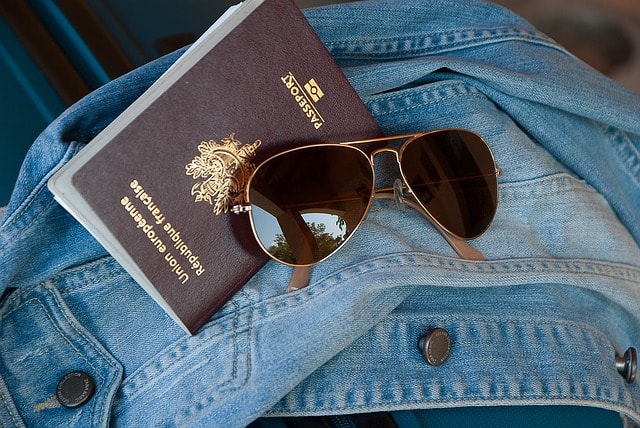 Passeport et lunettes de soleil : les incontournables pour voyager