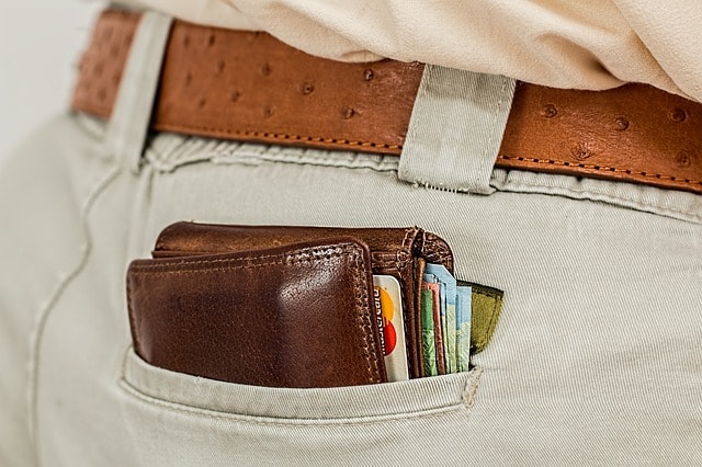 Attention de ne pas se faire voler son portefeuille dans sa poche de jean en voyage