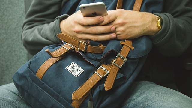 Gardez votre sac-à-dos devant vous devant les transports en voyage