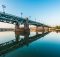 Le pont Saint-Pierre de Toulouse qui se réfléchit dans l'eau bleu.