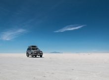 Road trip en Bolivie : Un 4x4 dans le désert de Salaar d'Uyuni en Bolivie