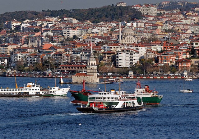 Des ferrys partent en croisière sur le Bosphore à Istanbul