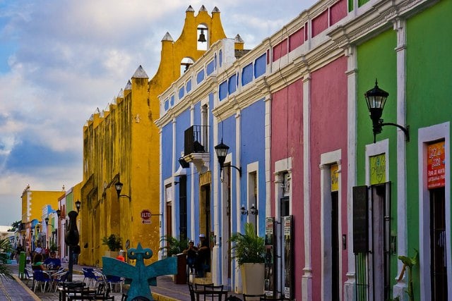 Maisons colorées dans une des rues de Campeche, au Yucatan