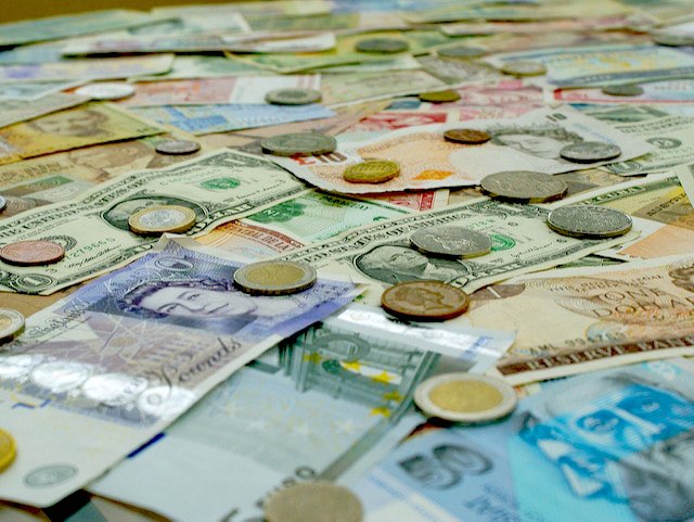 Un parterre de devises du monde entier, livre, euros, dollars