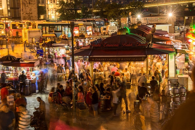 Vue sur le quartier animé de Eminönü à Istanbul, avec du monde dans les rues