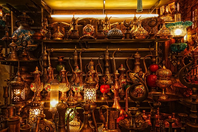 Un étalage plein de chichas au Grand Bazaar de Istanbul