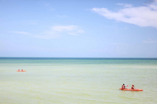 Une plage avec sable blanc et eau cristalline sur l'île de Holbox, au Yucatan