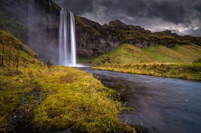 Road trip en Islande : vue sur une chute vertigineuse sur ciel orageux