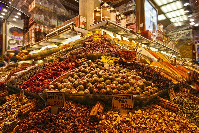 Un étalage de plantes à thé au marché aux épices de Istanbul
