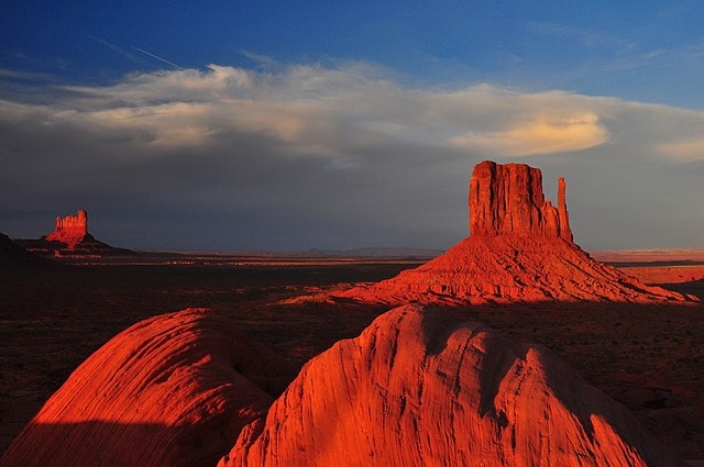 Monument Valley d'un orange flamboyant au coucher du soleil, en Arizona