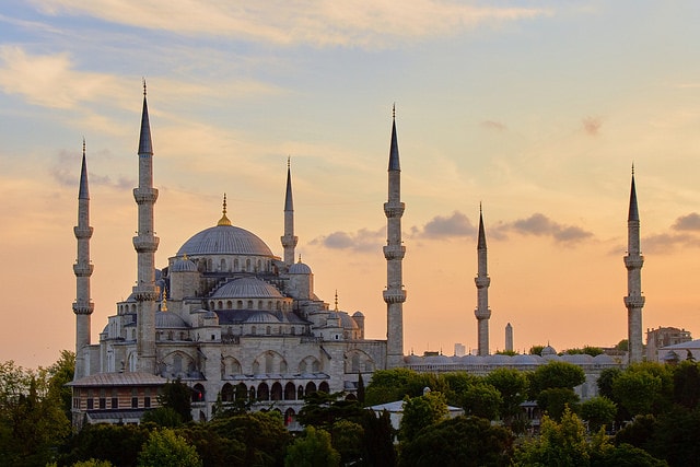 Vue sur la mosquée bleue au lever du soleil à Istanbul