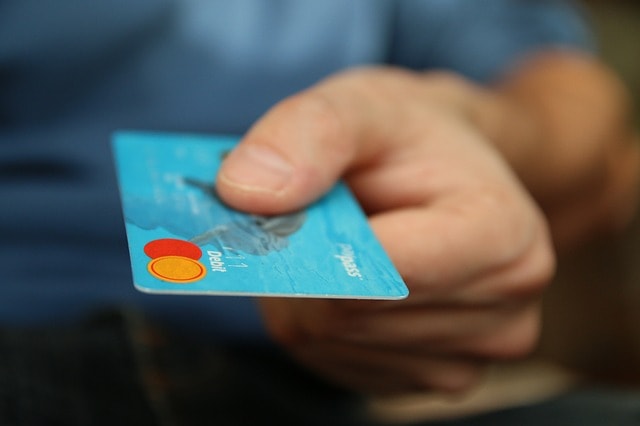 Un homme paye avec sa carte bleue