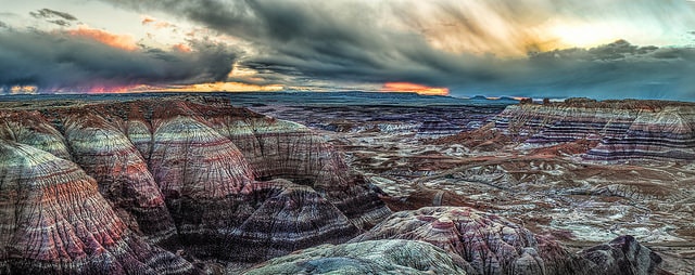 Les montagnes striées du parc de Painted Desert et Petrified Forest, en Arizona