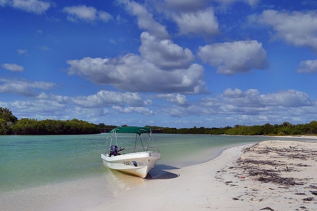 Petit bateau prêt à partir pour la mangrove de la réserve de Sian Ka'an, au Yucatan
