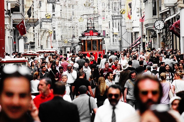 Animation dans la rue marchande de Istikal avec son tramway, à Istanbul