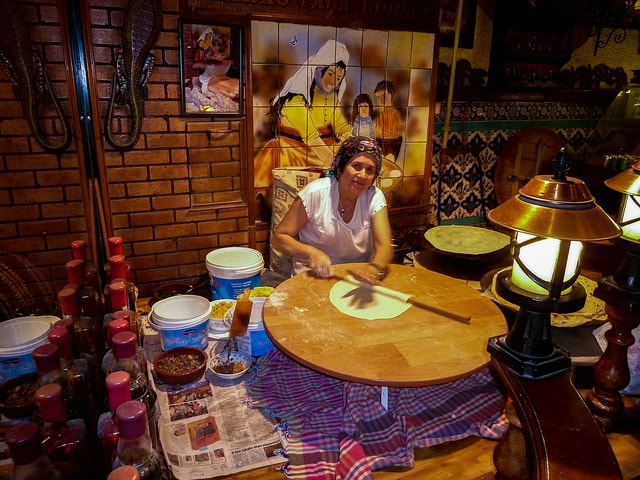 Une femme prépare du pain lavash dans son restaurant à Istanbul