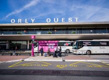 Le terminal ouest de l'aéroport d'Orly sous un soleil bleu.