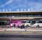 Le terminal ouest de l'aéroport d'Orly sous un soleil bleu.