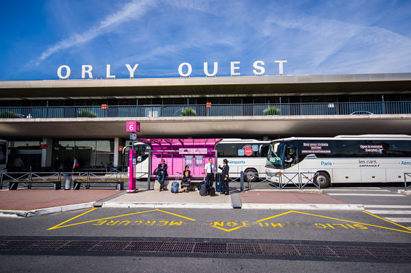 Le terminal ouest de l'aéroport d'Orly sous un soleil bleu.