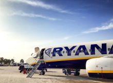 Avion de la compagnie Ryanair sous un ciel bleu.