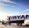 Avion de la compagnie Ryanair sous un ciel bleu.