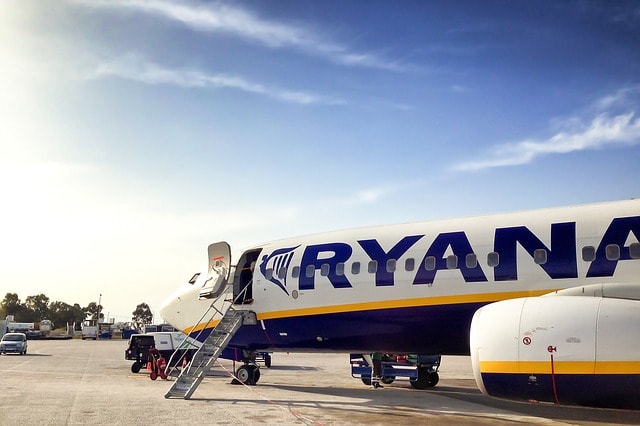 Avion de la compagnie Ryanair sous un ciel bleu.