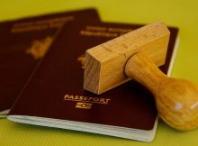 Un tampon posé sur deux passeports français.