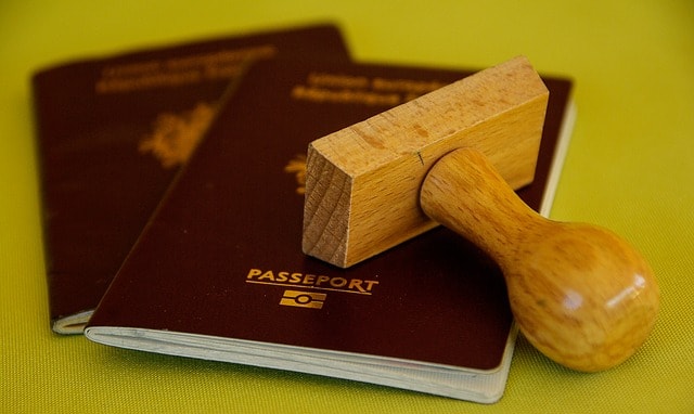 Un tampon posé sur deux passeports français.