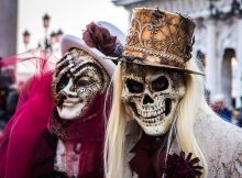 Un homme et une femme déguisée pour le carnaval de Venise