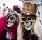 Un homme et une femme déguisée pour le carnaval de Venise