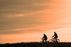  Balade à vélo en famille lors d’un coucher de soleil.