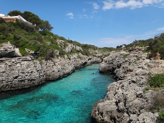 Crique de minorque avec une eau turquoise. 