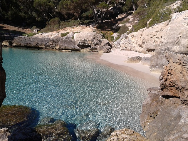 Plage de Minorque avec une eau transparente.