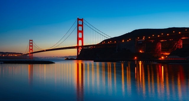 Vu sur le Pont du Golden Gate à San Francisco lors d’un coucher de soleil.