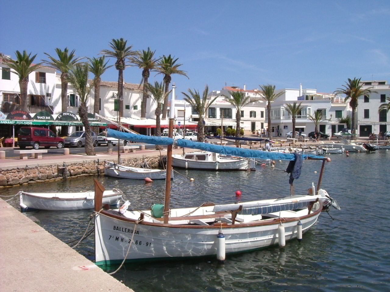  Bateau dans le port du village de Fornells à Minorque. 