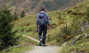 Randonnée en famille dans les montagnes de Minorque.