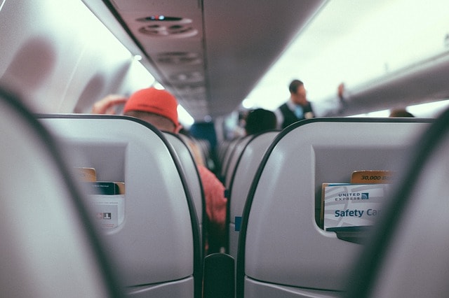 Intérieur d'un avion low cost avec les rangées de sièges.