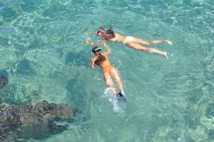 Activité Snorkeling de deux personnes dans la mer turquoise de Minorque. 