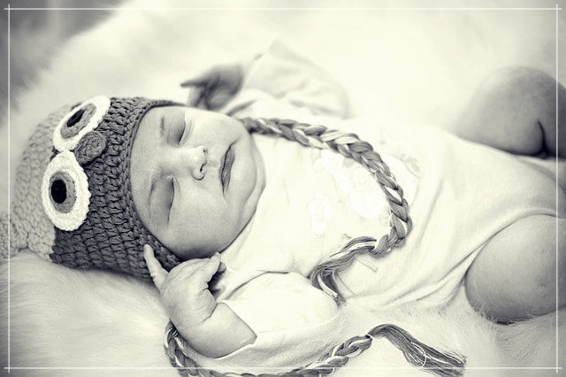 Un bébé bien installé pour dormir dans l'avion.