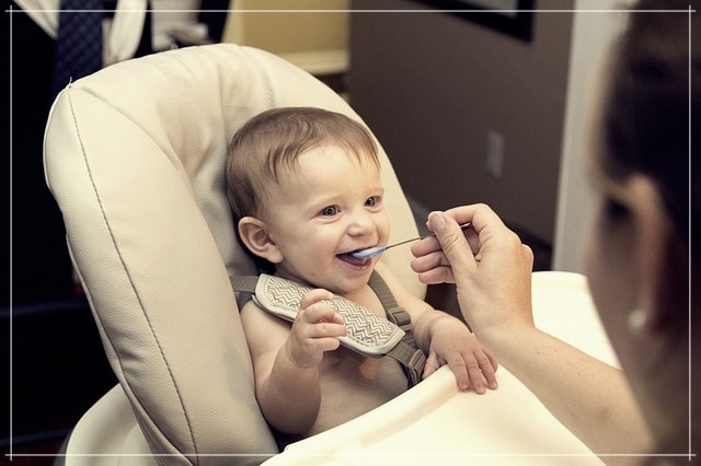 Un bébé qui s'apprête à manger dans l'avion.