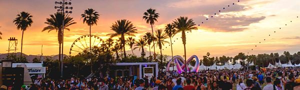 Le festival Coachella lors d'un coucher de soleil.