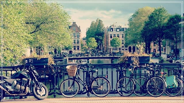 Vélos le long des Canaux d'Amsterdam. 
