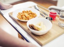 Un plateau repas dans un avion.